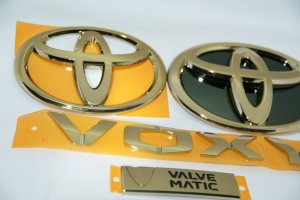 画像13: 送料無料 最高級ゴールドメッキエンブレム 【トヨタ ヴォクシー７０系】 トヨタマーク４点セット フロントグリル用トヨタマーク、リアトヨタマーク　バルブマチックプレート、ＶＯＸＹロゴ